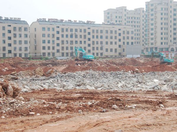 萊(lai)蕪(wu)茂業(yè)項(xiàng)目土石(shi)方(fang)開(kāi)挖(wa)及(ji)外運(yùn)工(gong)程(cheng)