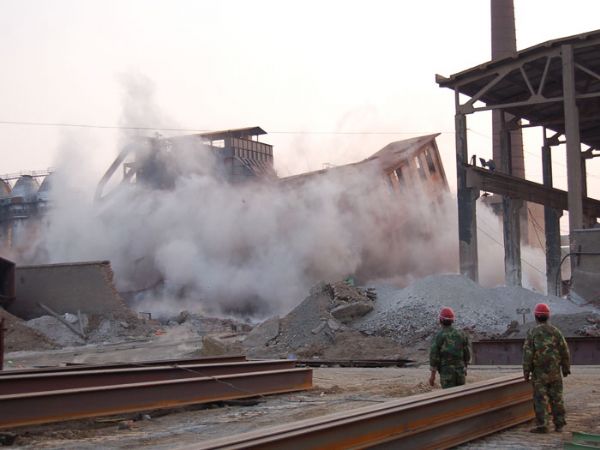 九羊(yang)鋼筋混(hun)凝(ning)土控製爆(bao)破(po)